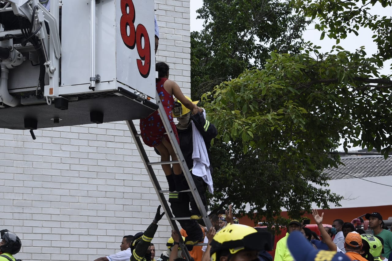 Las máquinas del Cuerpo de Bomberos en acción. 