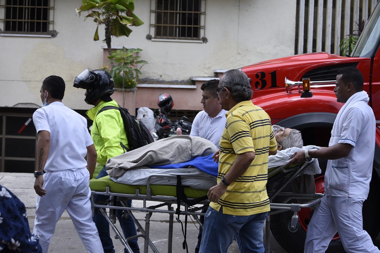 Paramédicos auxilian con las camillas a los pacientes. 