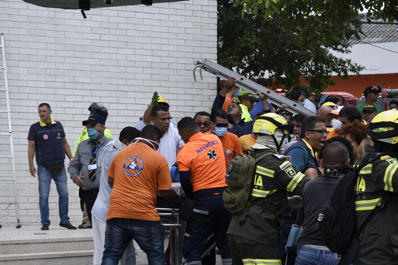 Defensa Civil y Bomberos trabajan unidos por rescatar a los pacientes.