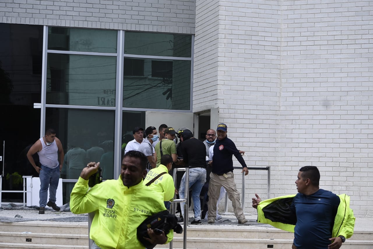 Autoridades siguen evacuando pacientes de la Clínica La Merced. 