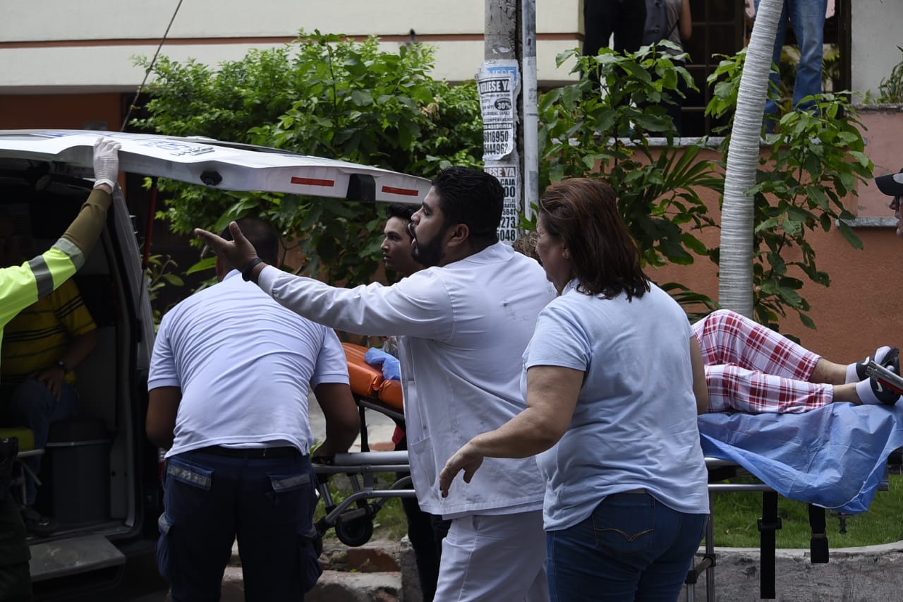 Ambulancias ejecutan el traslado de pacientes a otras clínicas. 
