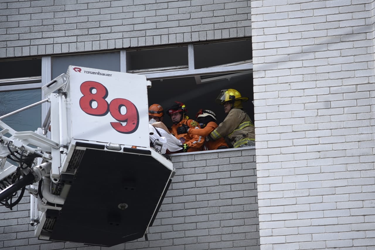 La máquina de los bomberos fue clave en la evacuación de la Clínica La Merced.
