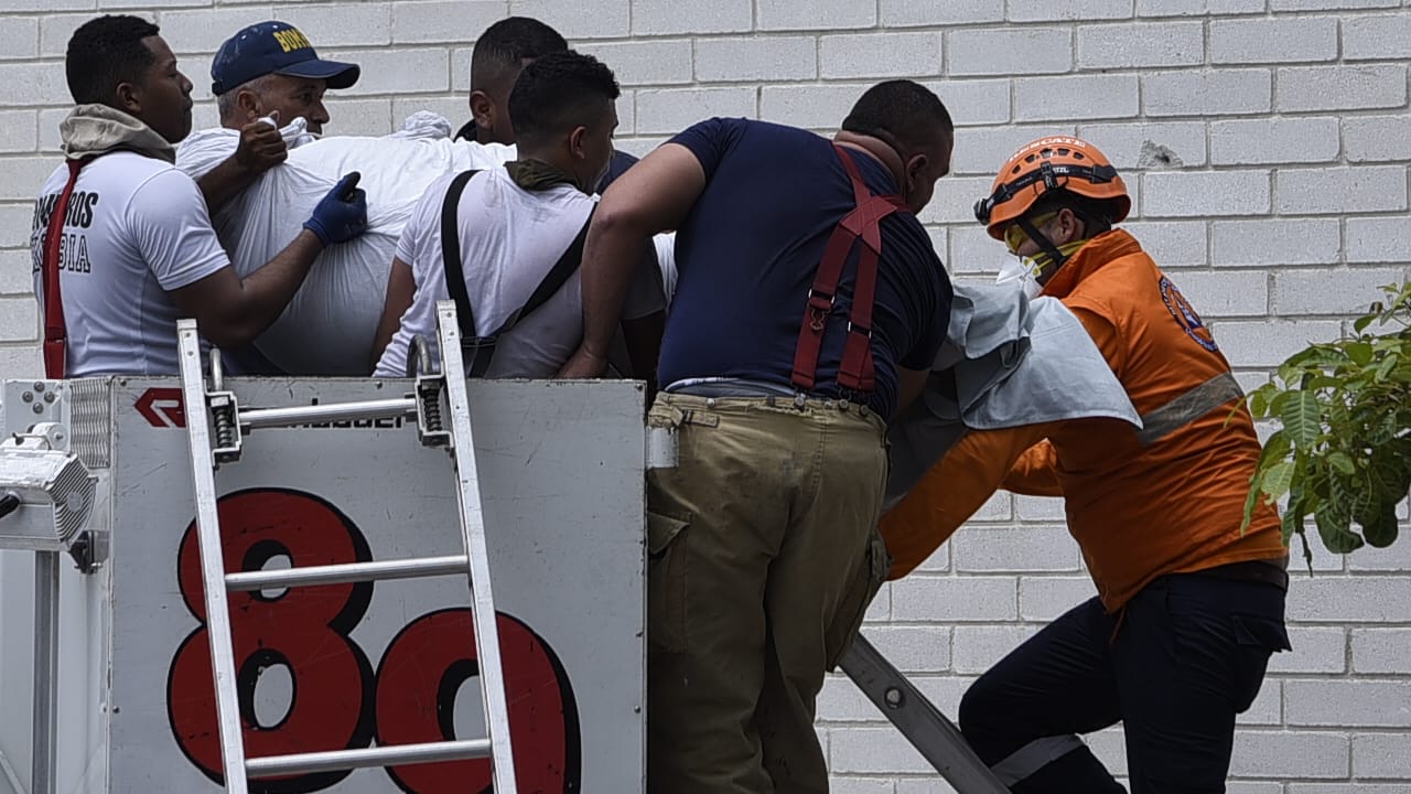 El cuerpo de Bomberos y Defensa Civil sacando a los pacientes.