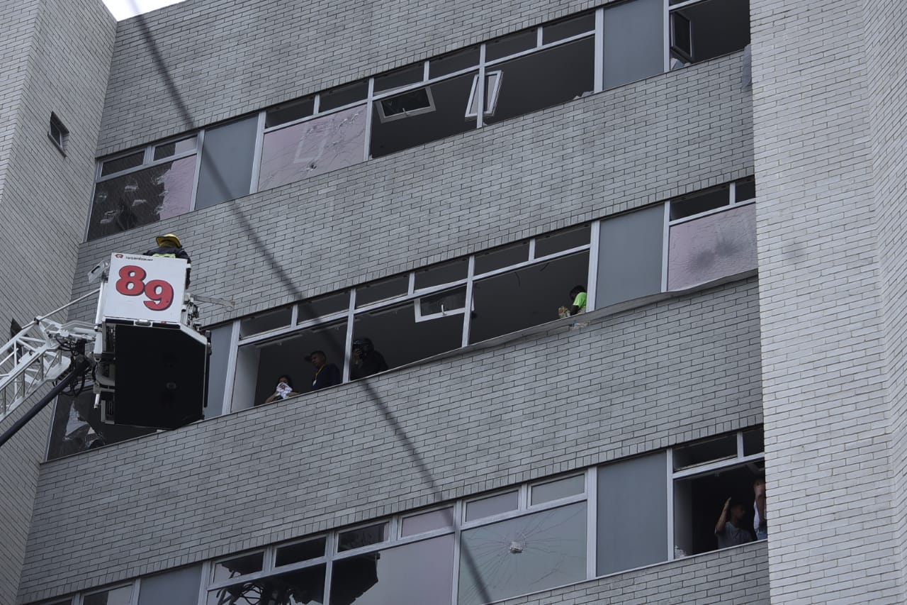 Los bomberos usan sus máquinas para auxiliar a los pacientes.