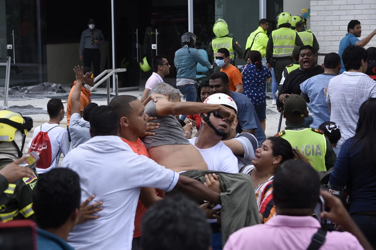 Cuerpo de bomberos sacando a los pacientes de la clínica. 