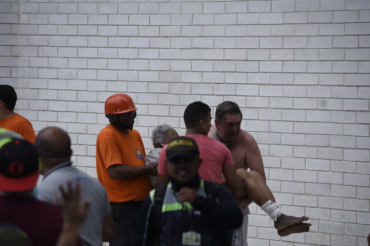 Familiares de pacientes hacen presencia en el sitio, mientras las autoridades ejecutan la evacuación.