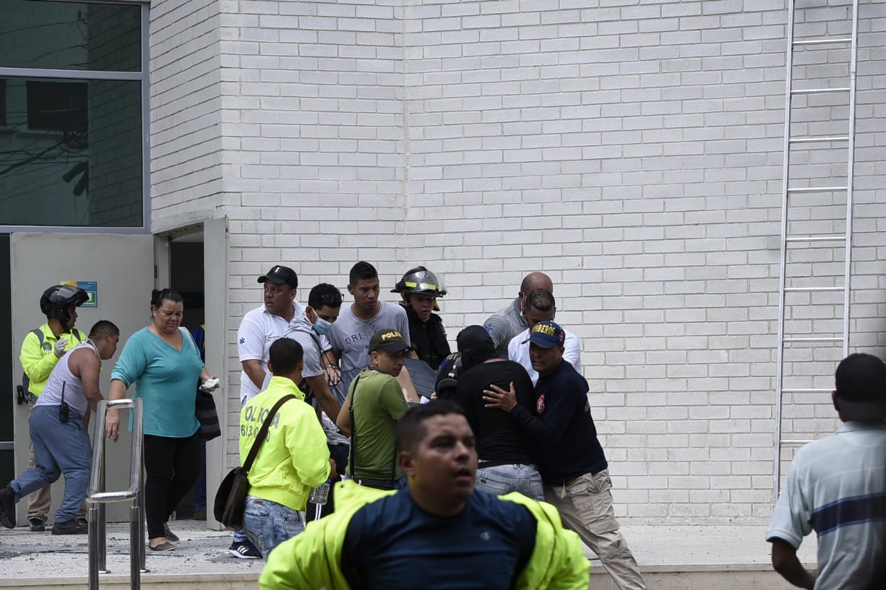 Policías sacando a los pacientes de la Clínica. 