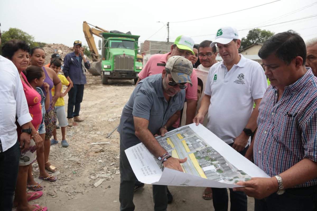 El Alcalde Alejandro Char; el secretario de Movilidad, Fernando Izaza y el secretario de Obras Públicas, Rafael Lafont.