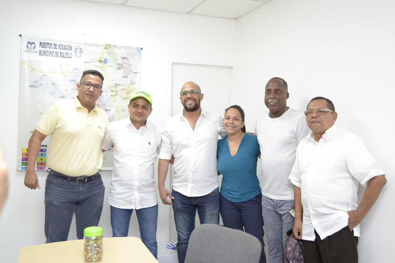 Brayan Orozco con su grupo de trabajo. 