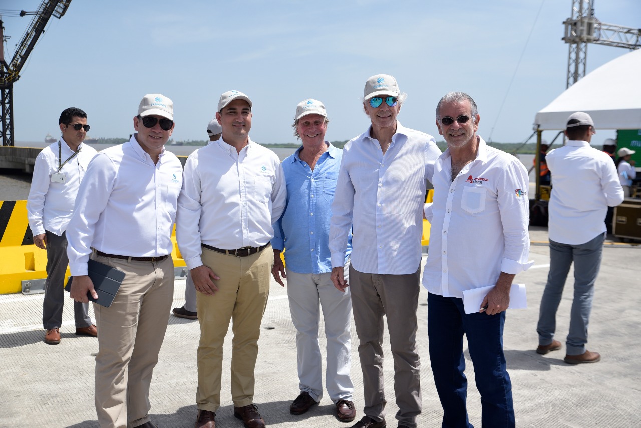 De izquierda a derecha: Andrés Osorio, presidente de Compas; Santiago Valderrama, gerente Compas Barranquilla; Mauricio López Obregón; Gabriel Echavarría Obregón, presidente Junta Directiva Compas; Eduardo Verano De La Rosa, gobernador del Atlántico.