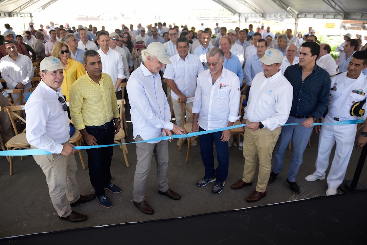 De izquierda a derecha: Andrés Osorio, presidente de Compas; José Fernando Curvelo, Jefe de asuntos portuarios de la Alcaldía de Barranquilla, Gabriel Echavarría Obregón, presidente Junta Directiva Compas; Eduardo Verano De La Rosa, gobernador del Atlántico; Santiago Valderrama, gerente Compas Barranquilla; Lucas Ariza, Cormagdalena; Capitán Carlos Eduardo Urbano, Capitanía de puerto.