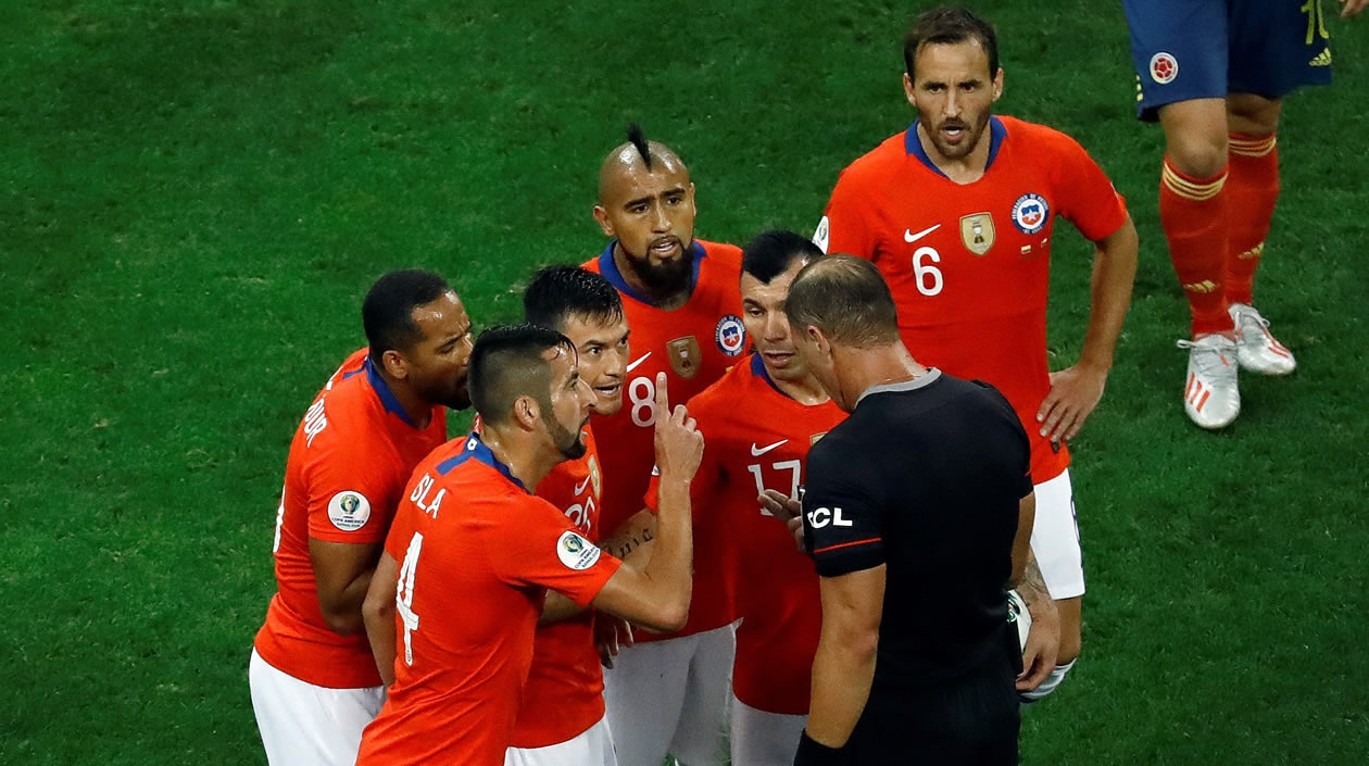  El árbitro argentino Nestor Pitana tras revisión del VAR en jugada de gol anulada a Chile.
