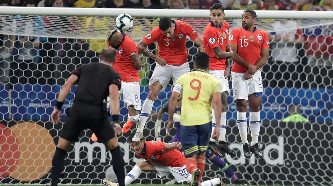 Radamel Falcao García un tiro libre, en el primer tiempo del partido