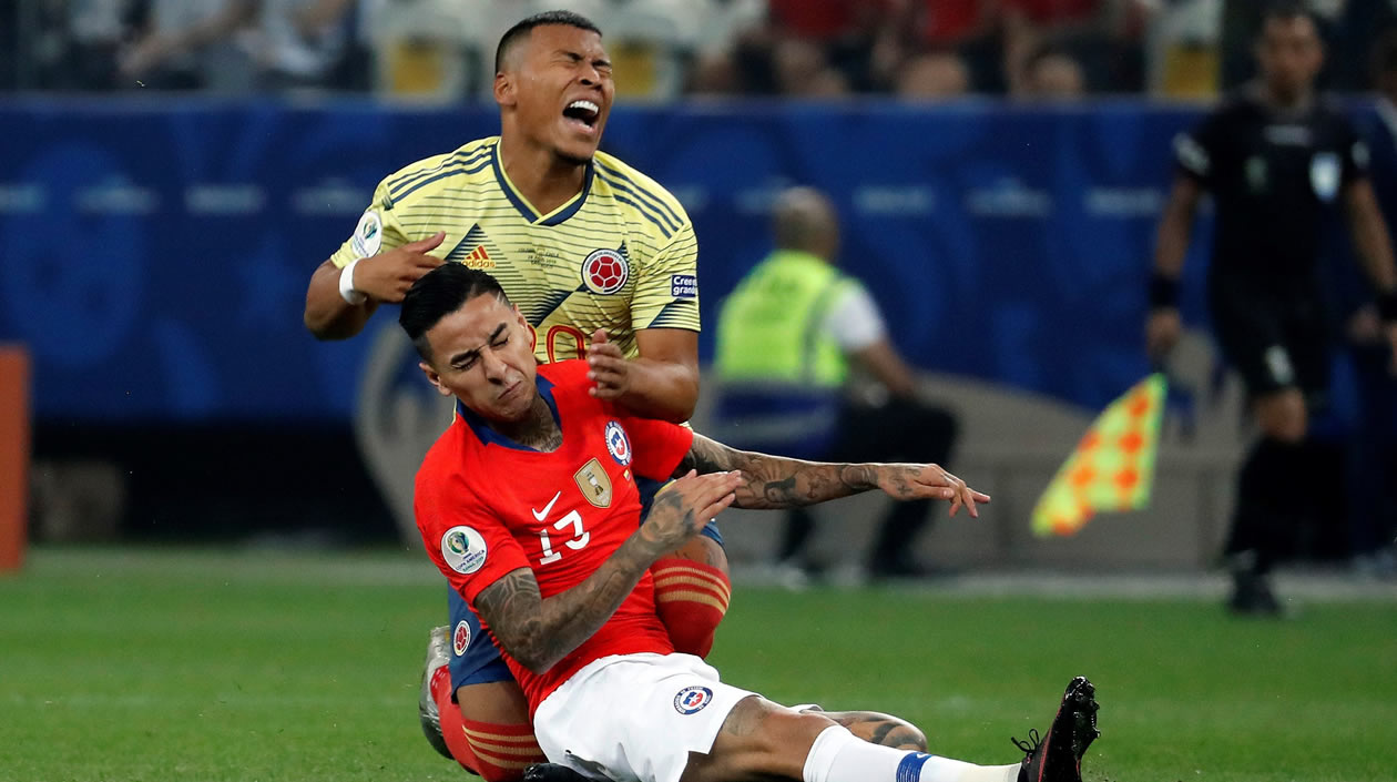 Roger Martínez en otra jugada con Erick Pulgar de Chile.