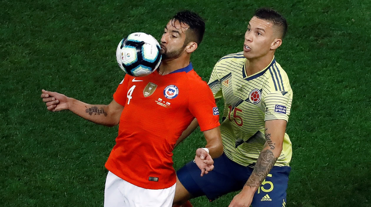 Mateus Uribe de Colombia y Mauricio Isla de Chile en desarrollo del partido.