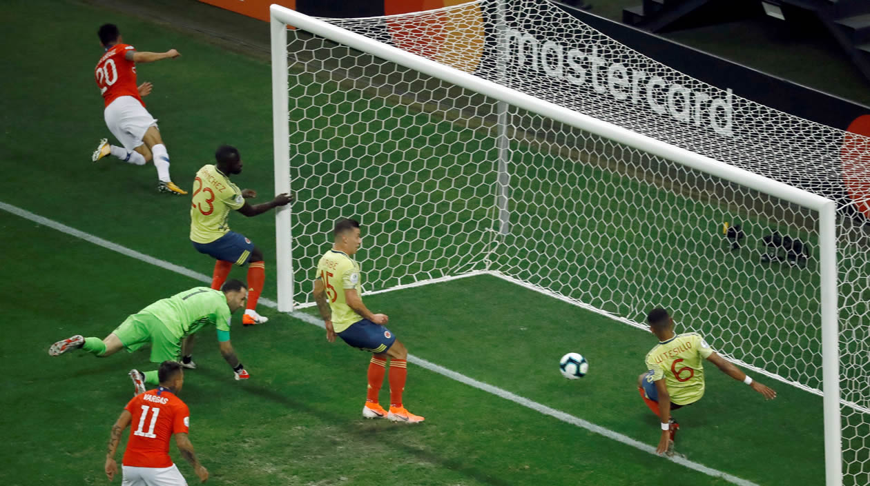 Este fue la jugada de gol anulada a Chile por fuera de gol.