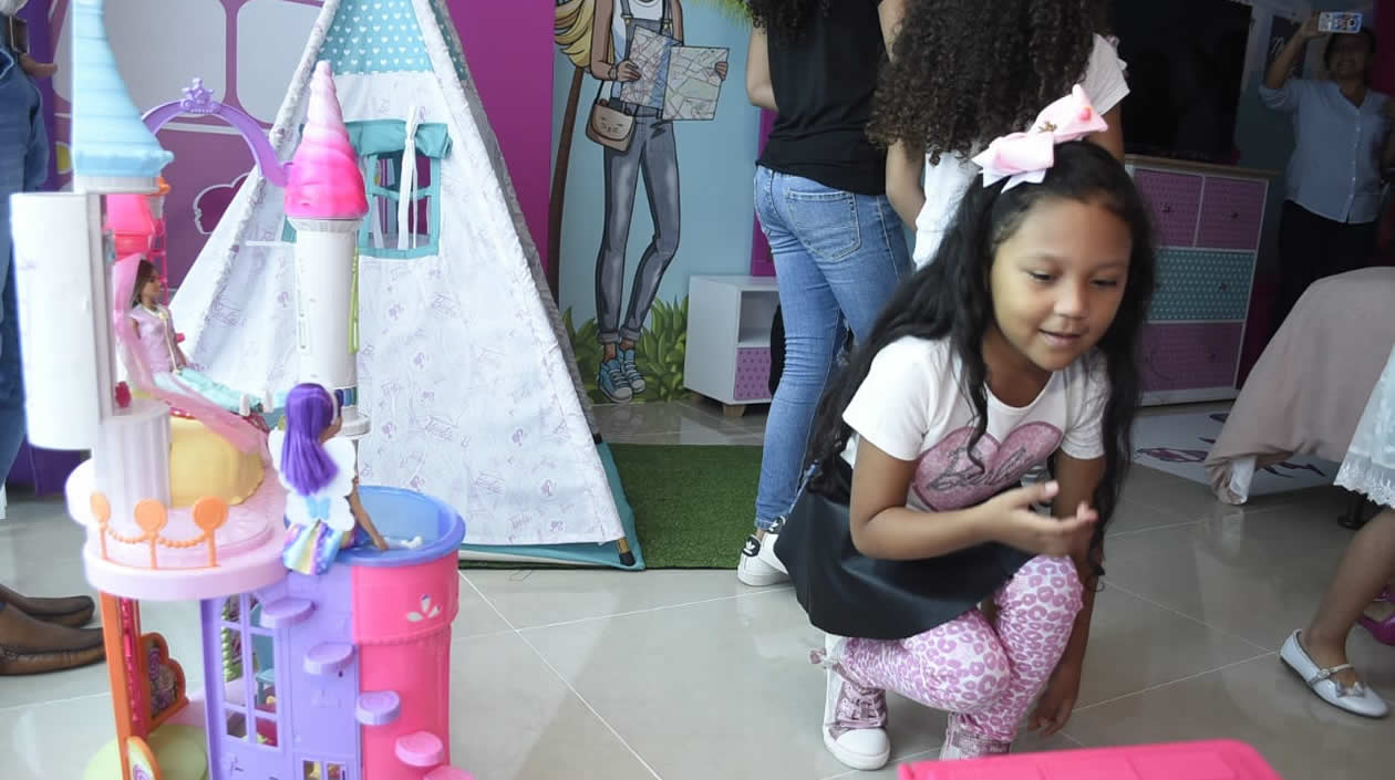 Una niña en la casa de la Barbie.