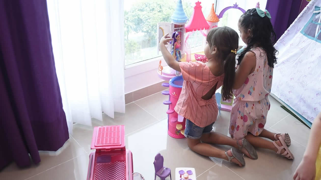 La inocencia de las niñas en la Barbie Room.