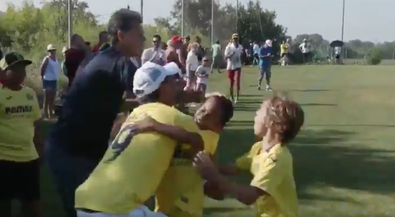 La celebración de Carlos Bacca con su hijo.