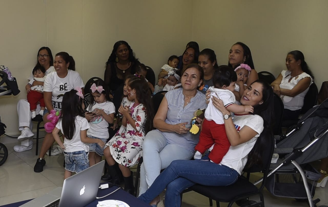 Madres de múltiples escuchan una conferencia