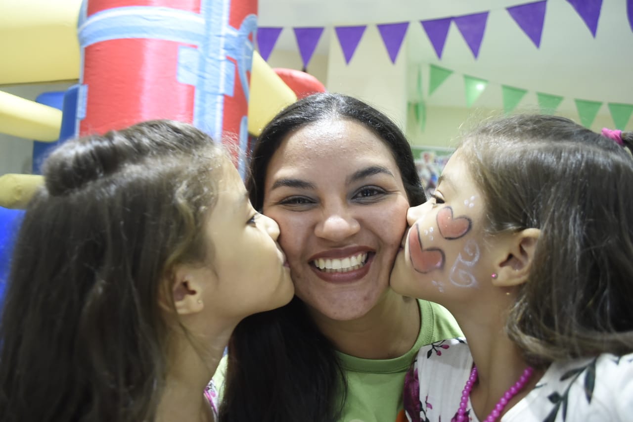 Mariana y Juliana Bula Miranda con su mamá July Miranda.