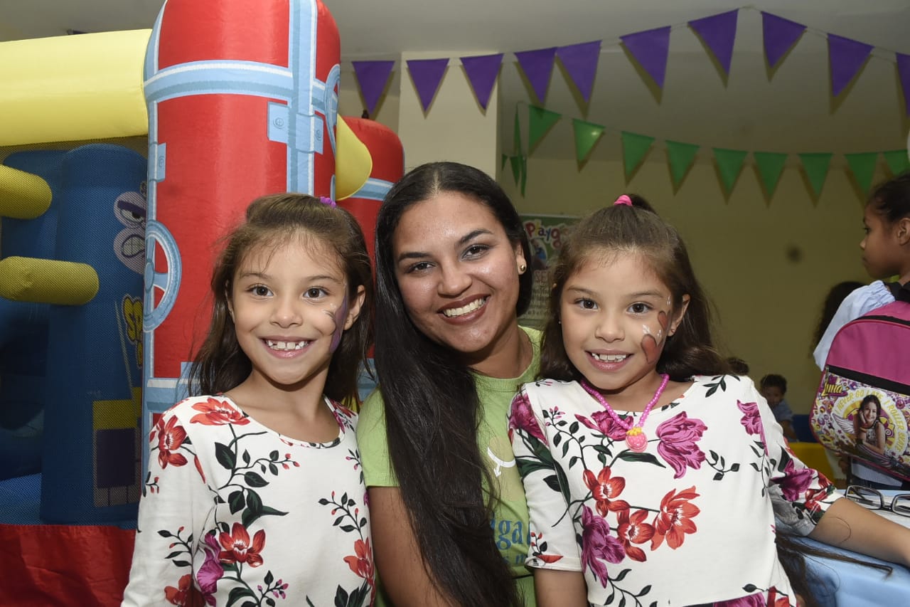 Mariana y Juliana Bula Miranda con su mamá July Miranda.