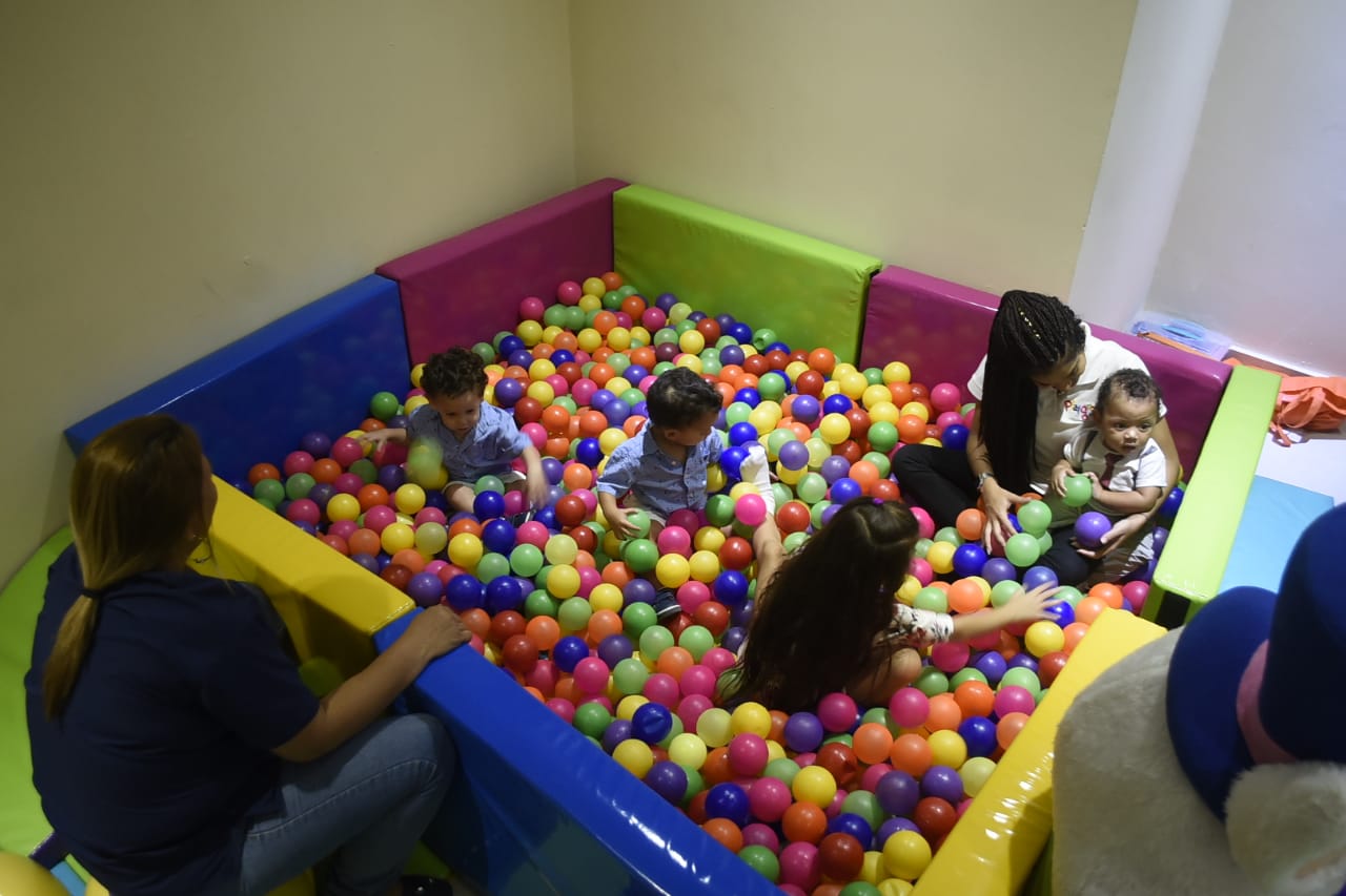 Múltiples en una piscina de bolas