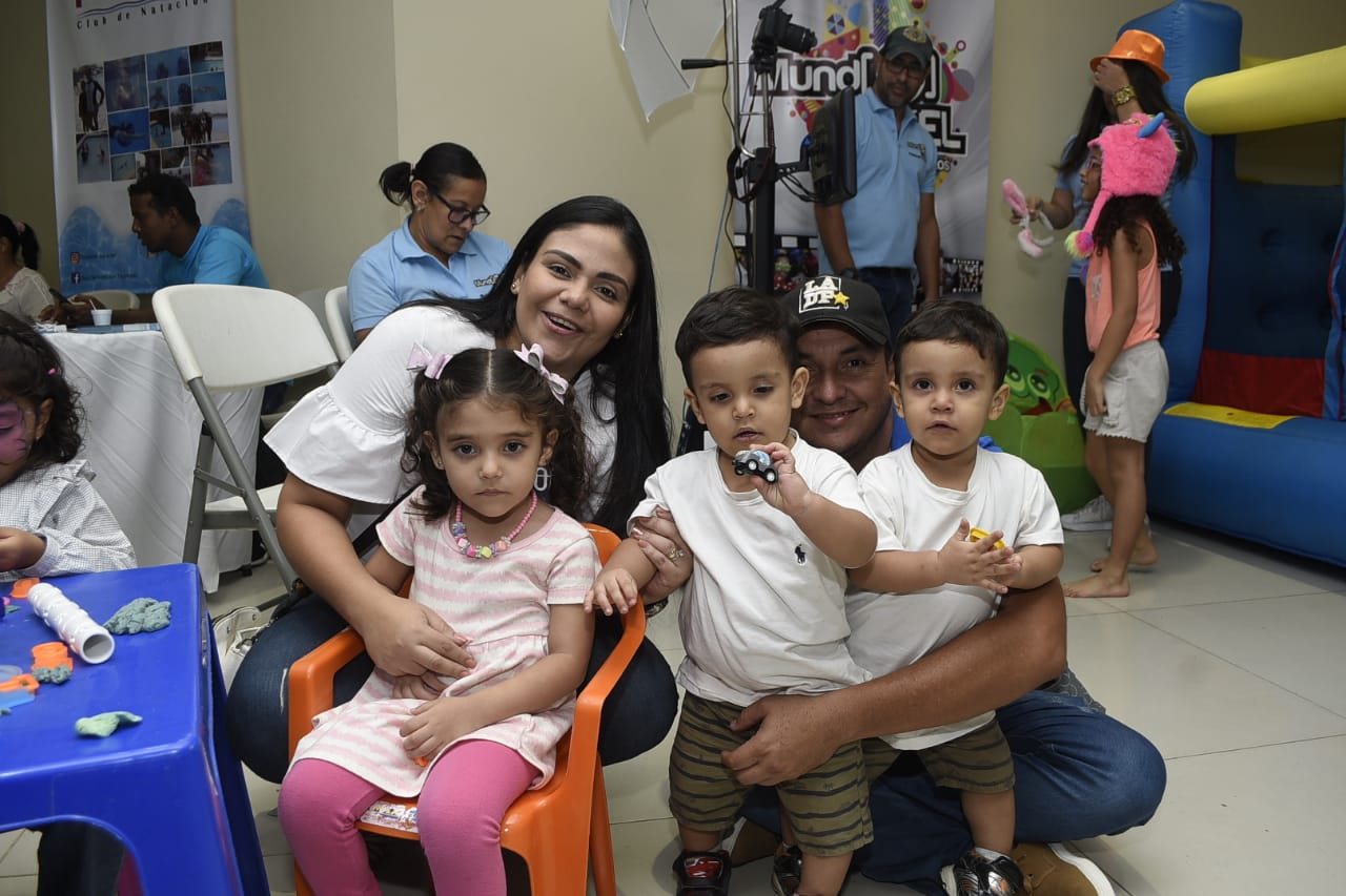 Los gemelos de 19 meses Emmanuel y Jerónimo Moreno Trillos con sus padres Richard Moreno y Katherine Trillos y su hermanita mayor Gabriella Moreno Trillos.