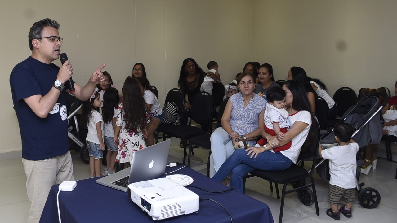 Juan Pablo Bernal, creador de la 'Liga de los Múltiples' en una conferencia a mamás y papás.