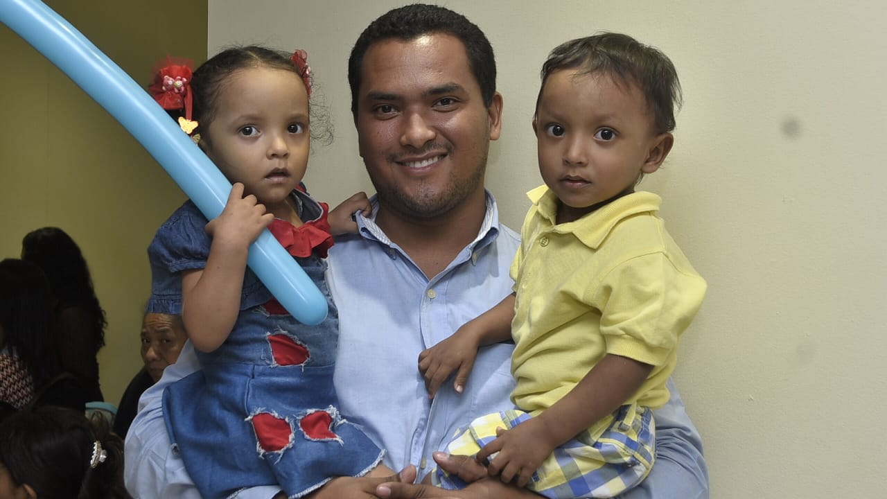 Los mellos Jesús David y Nahara María Romero Peralta con su papá Jhonnathan Romero.