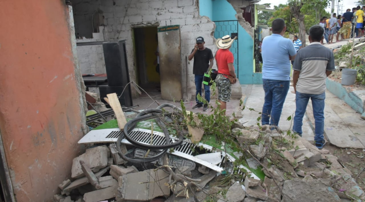Así quedó la vivienda tras el choque del bus en Malambo que dejó cuatro muertos y un herido grave.