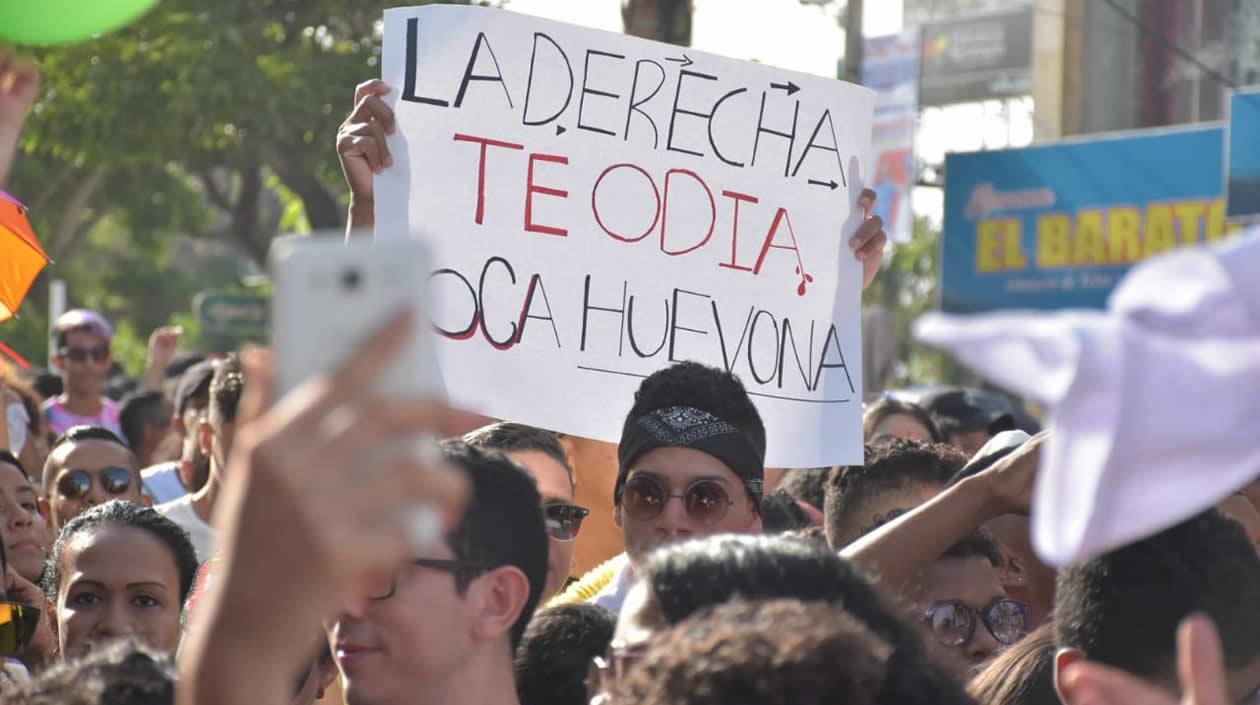 Pancartas de rechazo a la homofobia.
