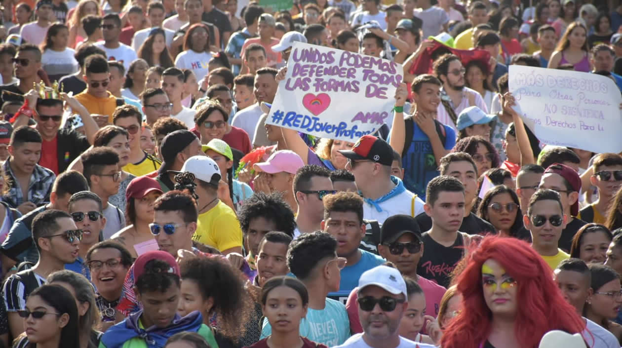 Multitudinaria marcha del orgullo LGBTI en el día del orgullo gay.
