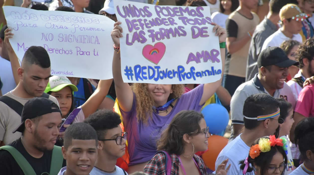 En una pancarta de miembros de la comunidad  se leía: " Unidos podemos defender todas las Formas de Amar ".