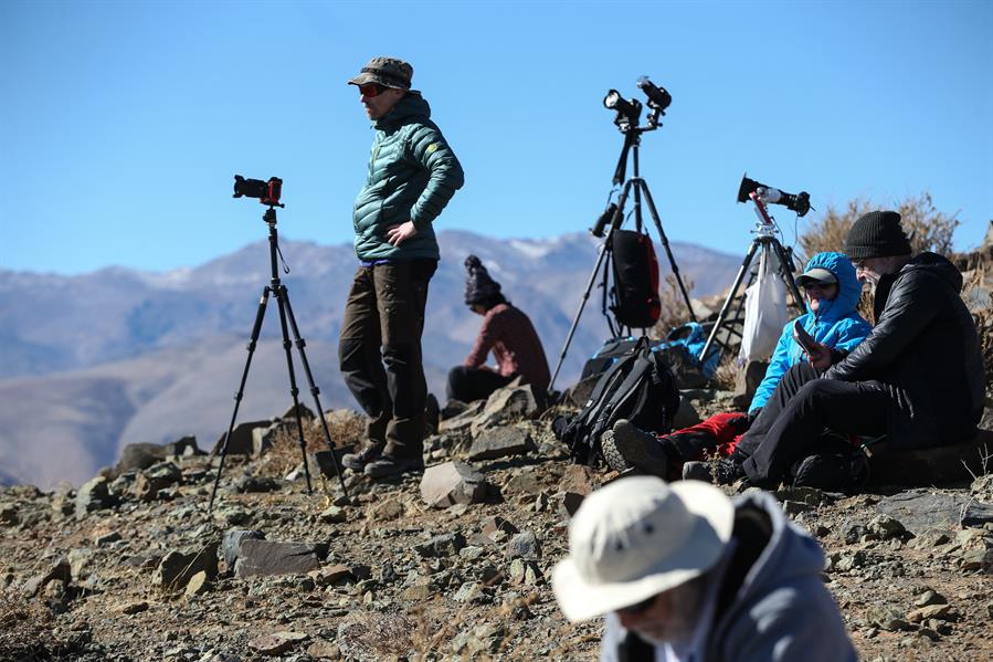 Personas se preparan para el eclipse solar total, este martes en el Observatorio de La Silla, situado en la región de Coquimbo (Chile).