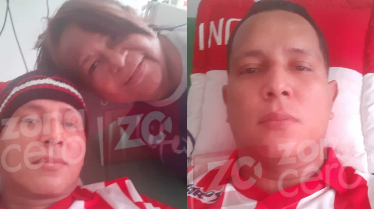 Jair Roberto, con la camiseta de Junior, en compañía de su madre, Ruby Rodríguez Rodríguez.