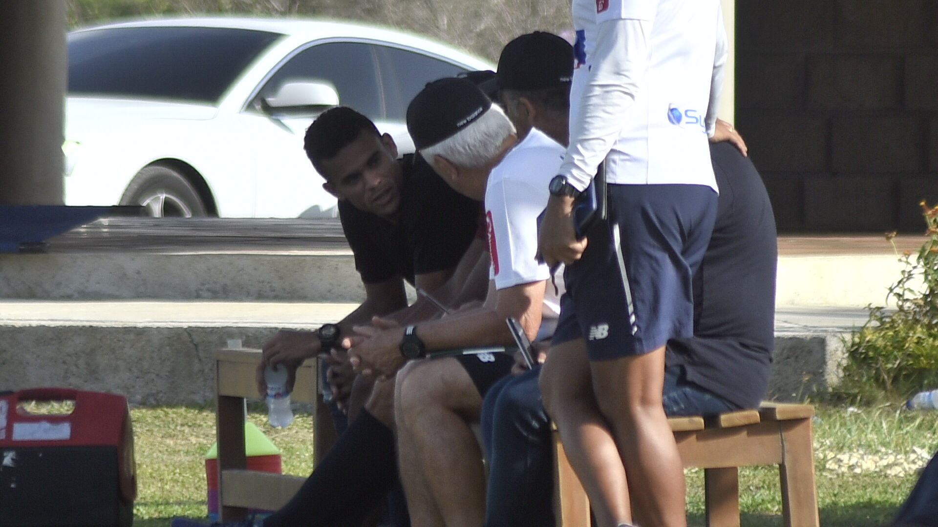 El delantero Luis Díaz dialogó con el técnico Julio Comesaña.