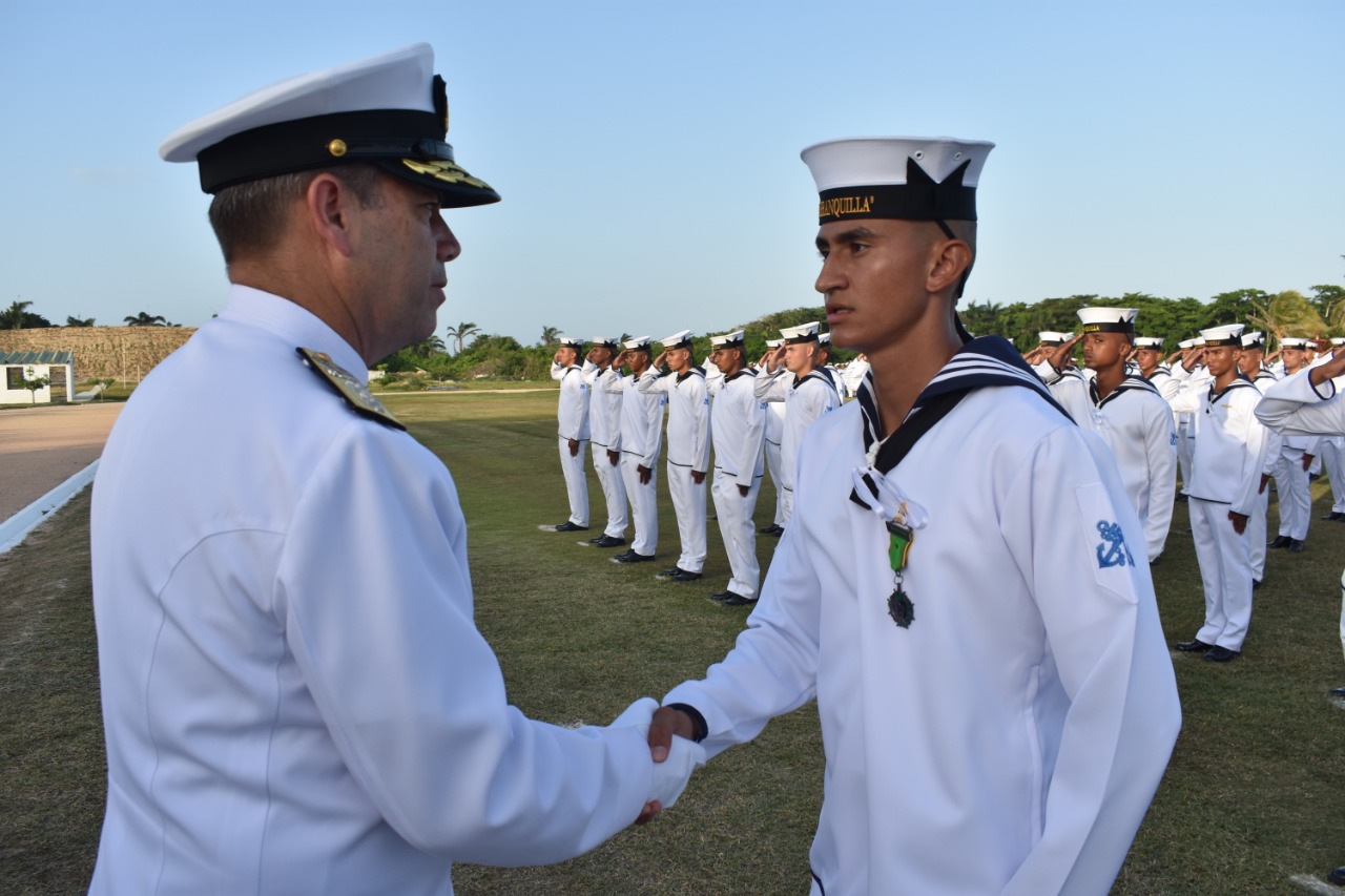 Presidido por el Director de la Escuela Naval de Suboficiales, Contralmirante Juan Ricardo Rozo Obregón, el solemne acto representa el compromiso y la dedicación de la Institución Naval para entregar al servicio de la Patria a esta nueva generación de jóvenes Marinos del Contingente de Grumetes Regulares No. 148.