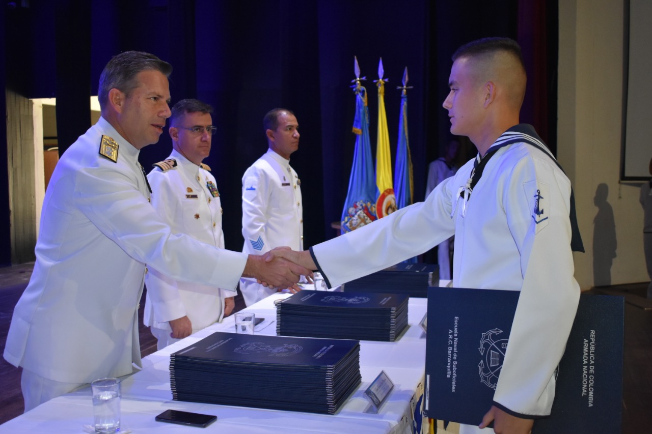  Previamente, en el auditorio del Colegio Alemán, se realizó la entrega de títulos de tecnólogos navales, además de diferentes medallas y premios nacionales e internacionales a los Grumetes sobresalientes en las diferentes áreas de estudio y de formación naval-militar.