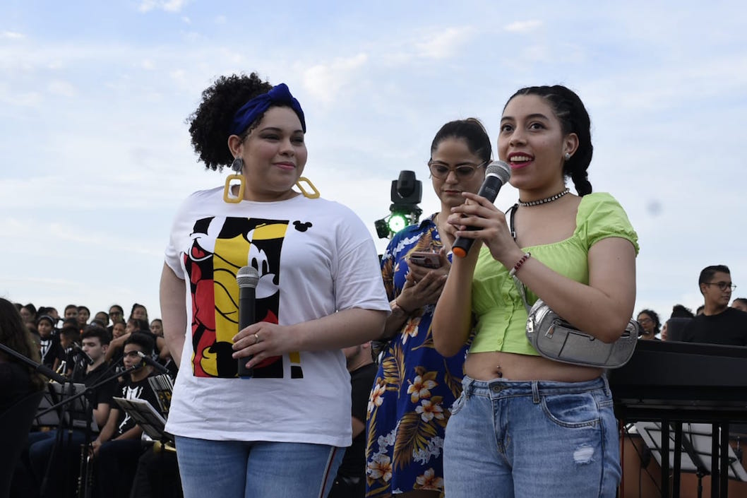 Eykol y Nayalibe, hijas del Joe Arroyo, agradeciendo a la Alcaldía el homenaje a su padre.