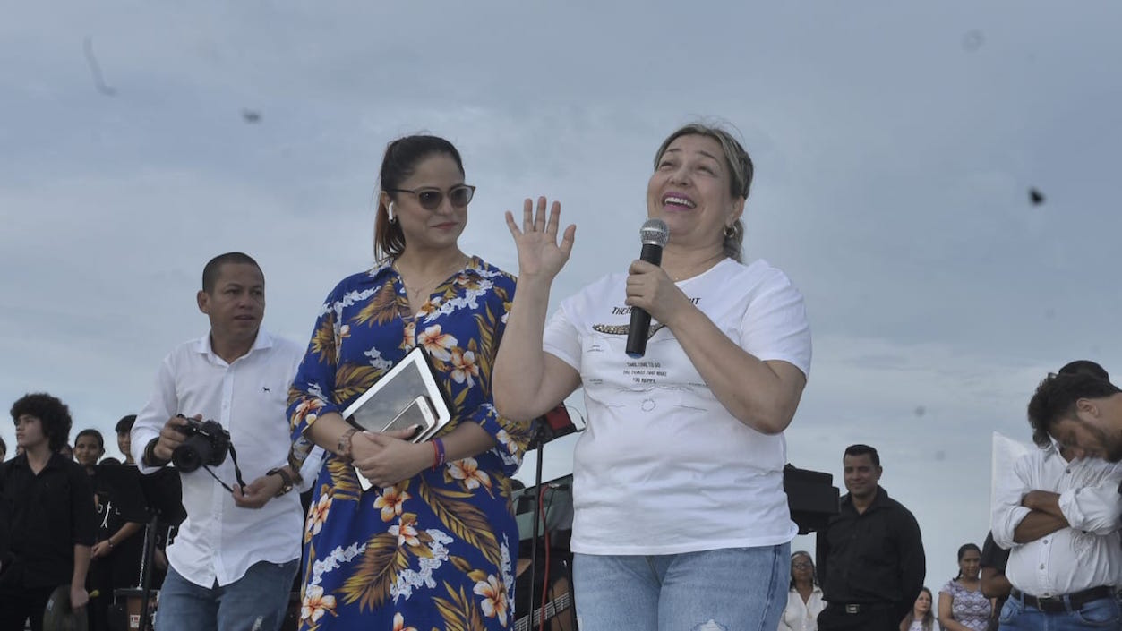 Mary también en tarima para agradecer el tributo.