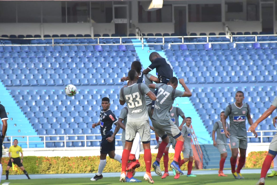 Acción de riesgo en cabezazo de Germán Mera, durante el primer partido