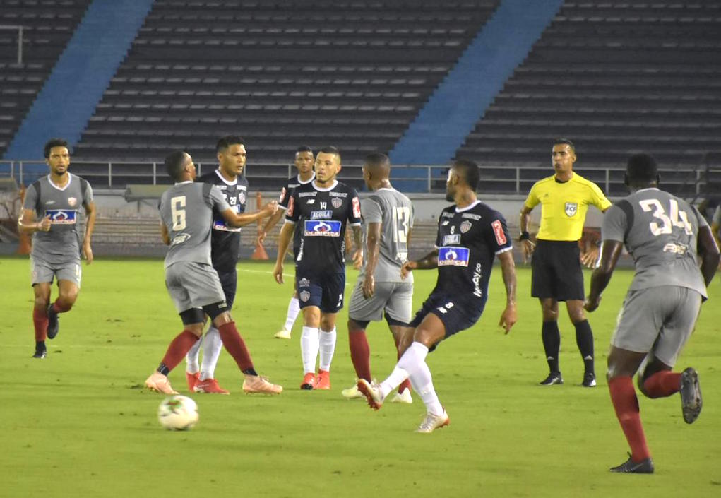 Acción del partido entre las escuadras titulares de Junior y Unión.