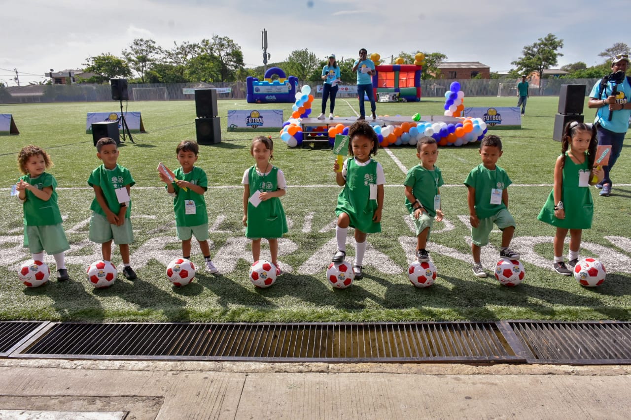  En el festival deportivo los equipos compiten sanamente y se promueven diferentes valores por partido para demostrar que en la cancha no solo importan los goles.