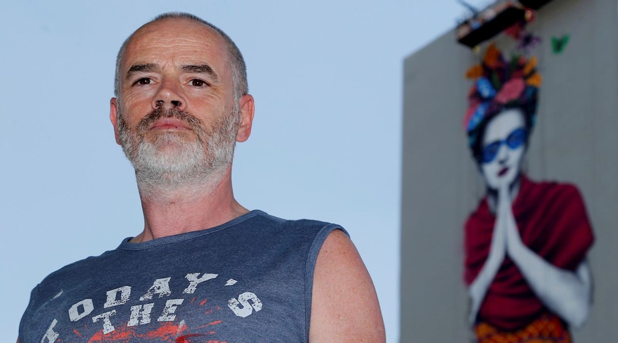 El artista irlandés Fin DAC honra a la pintora Frida Kahlo.