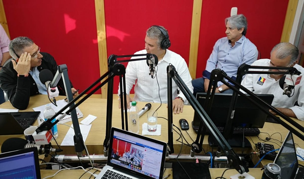 El periodista Jorge Cura entrevista al Presidente Duque, este jueves, en Emisora Atlántico.