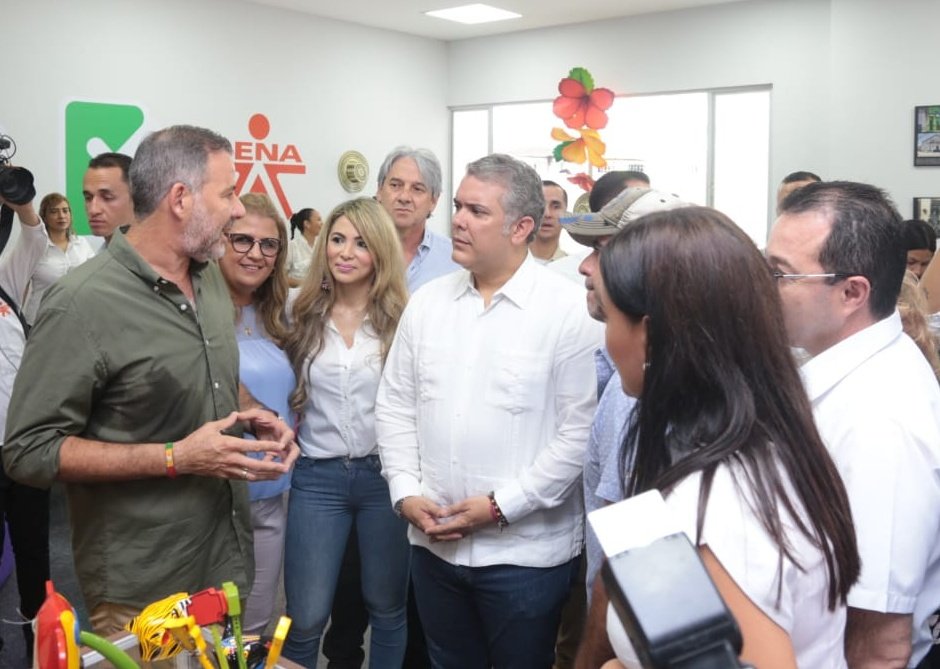 El secretario de Cultura, Juan José Jaramillo; la secretaria de Educación, Bibiana Rincón; la secretaria privada, Ana María Aljure; el Presidente de la República, Iván Duque; el Alcalde de Barranquilla, Alejandro Char y el Director Nacional del Sena, Carlos Mario Estrada, en la sede de Industrias Creativas.