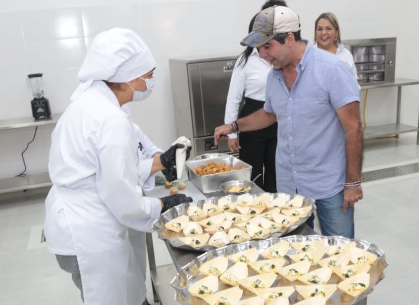 El Alcalde de Barranquilla, Alejandro Char, en la sede del Sena de Hotelería y Turismo.
