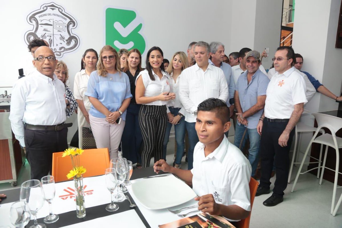La secretaria de Educación, Bibiana Rincón; la directora del Sena Atlántico, Jackeline Rojas; la secretaria privada del Distrito, Ana María Aljure; el Presidente de la República, Iván Duque; el Alcalde de Barranquilla, Alejandro Char y el Director Nacional del Sena, Carlos Mario Estrada, en la sede del Sena de Hotelería y Turismo.