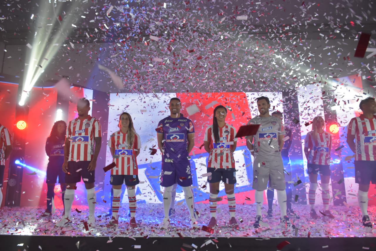 Los jugadores de Junior y de las Tiburonas. 